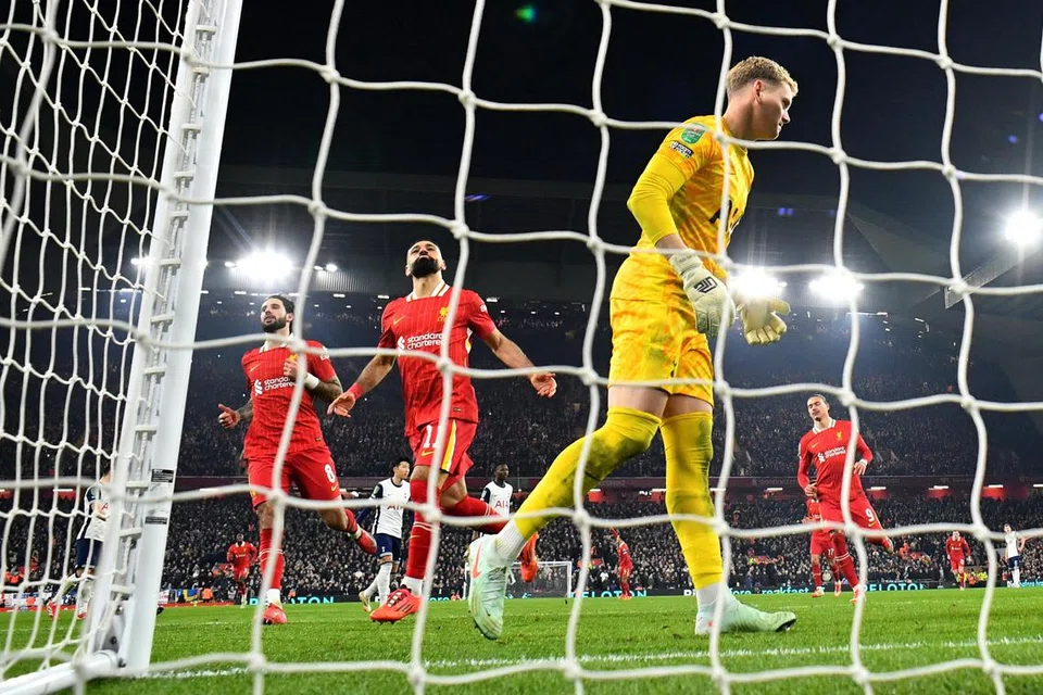 Bintang penyerang Liverpool, Mohamed Salah (dua dari kiri), meraikan gol kedua pasukannya semasa kemenangan cemerlang 4-0 ke atas Tottenham yang meletakkan Liverpool ke final Piala Liga.