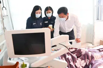 Menteri Kesihatan, Encik Ong Ye Kung (kanan), merasmikan pembukaan Hospis Woodlands pada 3 Ogos serta melawat wad berkenaan bagi beramah mesra dengan pesakit yang menerima penjagaan paliatif.
