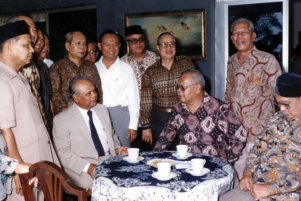 PENCEN CERGAS: Cikgu Muhd Ariff Ahmad memilih hidup cergas selepas bersara termasuk bersama rakan-rakan sezaman bertemu Tun Ghafar Baba, Timbalan Perdana Menteri Malaysia iaitu rakan semaktab di SITC (1946-1949, dalam kunjungannya ke Singapura pada 11 Mac 1989. - Foto fail