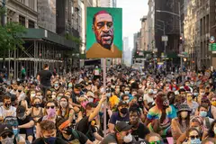 BANTAHAN BESAR: Penunjuk perasaan membanjiri jalan raya utama di bandar New York dengan mesej 'Black Lives Matter' sebagai membantah kekejaman polis yang menyebabkan kematian mendiang Floyd di Minneapolis, Minnesota, pada 25 Mei lalu. - Foto AFP