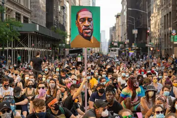 BANTAHAN BESAR: Penunjuk perasaan membanjiri jalan raya utama di bandar New York dengan mesej 'Black Lives Matter' sebagai membantah kekejaman polis yang menyebabkan kematian mendiang Floyd di Minneapolis, Minnesota, pada 25 Mei lalu. - Foto AFP