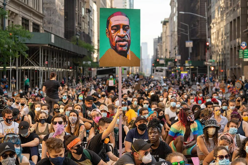 BANTAHAN BESAR: Penunjuk perasaan membanjiri jalan raya utama di bandar New York dengan mesej 'Black Lives Matter' sebagai membantah kekejaman polis yang menyebabkan kematian mendiang Floyd di Minneapolis, Minnesota, pada 25 Mei lalu. - Foto AFP