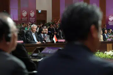 CAPAI KATA SEPAKAT: Perdana Menteri Encik Lee Hsien Loong gesa Asean dan kuasa besar memanfaatkan forum serantau dalam bincangkan isu geopolitik. 