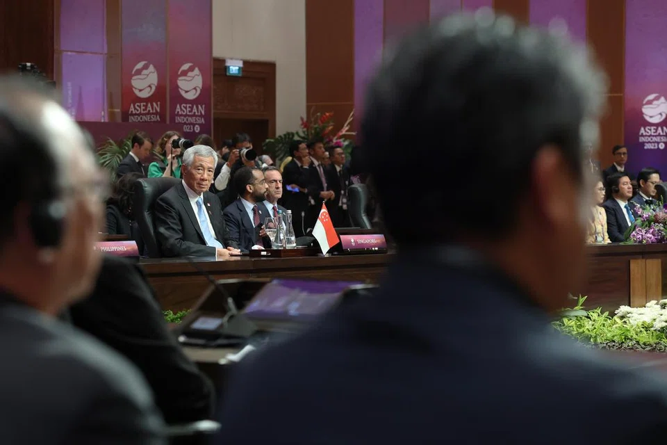 CAPAI KATA SEPAKAT: Perdana Menteri Encik Lee Hsien Loong gesa Asean dan kuasa besar memanfaatkan forum serantau dalam bincangkan isu geopolitik. 