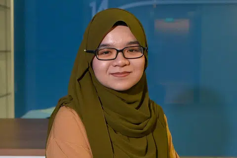 PUAS DENGAN KERJAYA BARU: Cik Syahirunnisa dan pasukannya bekerja dengan pengkhususan dalam mencari penyelesaian teknologi Automasi Proses Robot (RPA) bagi pelanggan di syarikat UST Global. - Foto BH oleh DIOS VINCOY JR