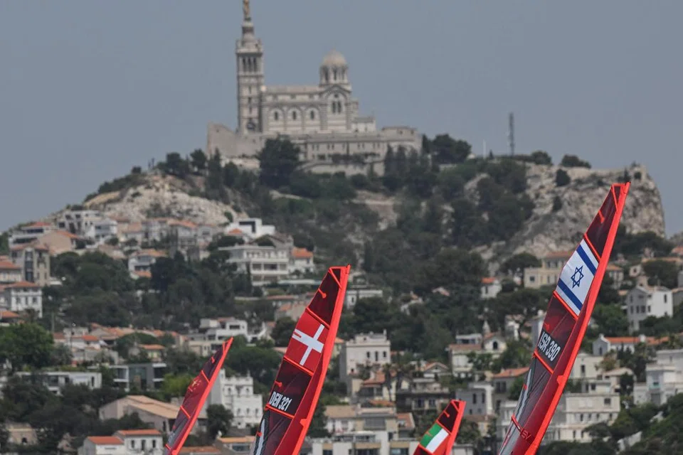 TERAPUNG: Pelayar berlumba menggunakan papan luncur angin guna foil dalam perlumbaan IQFoil wanita pada 11 Julai di Roucas Blanc Marina di Marseille,  Perancis. Acara itu ialah ujian bagi Olimpik 2024. 