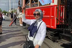 Cik Noormah Salim di Dataran Taksim, Turkey, sewaktu mengikut rombongan Dreamcation Cruises & Travel pada 2025.