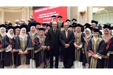 TAMAT PENGAJIAN: Encik Masagos Zulkifli (tali leher oren) dan Timbalan Ketua Eksekutif Muis Dr Albakri Ahmad (tali leher coklat) bergambar bersama siswazah Singapura di Universiti Al-Azhar. Sekitar 60 siswazah dari Singapura menerima ijazah mereka daripada Encik Masagos di acara tamat pengajian universiti tersebut. - Foto MUIS