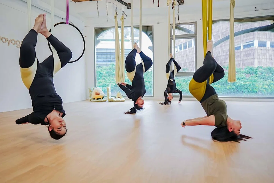 Buaian menjadi alat penting dalam mencapai pelbagai pergerakan dalam senaman yoga udara di  studio Avoyoga.