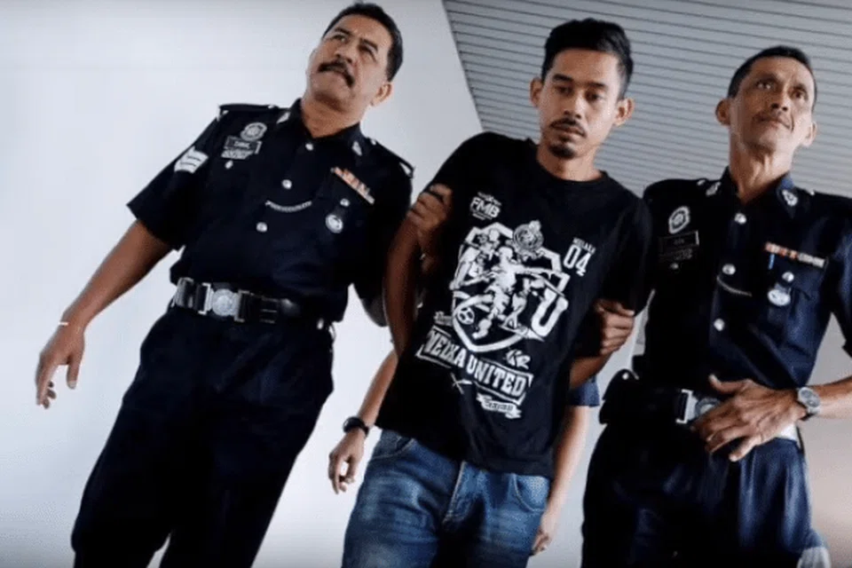 DIHADAPKAN KE MAHKAMAH: Shahrul Nizam Zuraimy (tengah) dihadapkan di Mahkamah Majistret Melaka atas dua tuduhan membunuh isteri dan anak tiri. -Foto Harian Metro.