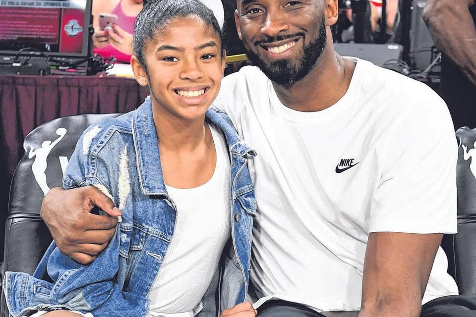 CITA-CITA LENYAP DEK NAHAS: Kobe Bryant bersama anak perempuannya Gianna pada satu perlawanan Semua Bintang Persatuan Bola Keranjang Nasional Wanita (WNBA). - Foto REUTERS