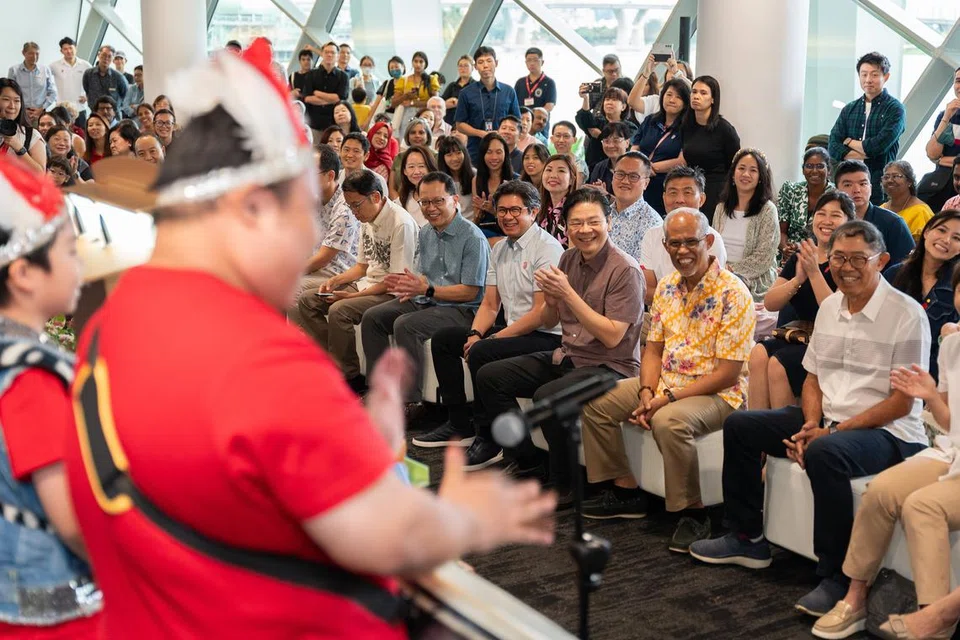 Perdana Menteri Encik Lawrence Wong (tiga dari kanan) dan Menteri Pembangunan Sosial dan Keluarga, Encik Masagos Zulkifli Masagos Mohamad (sebelah Encik Wong) terhibur menyaksikan persembahan semasa pelancaran Pesta Keluarga Nasional (NFF) di Gardens by the Bay.