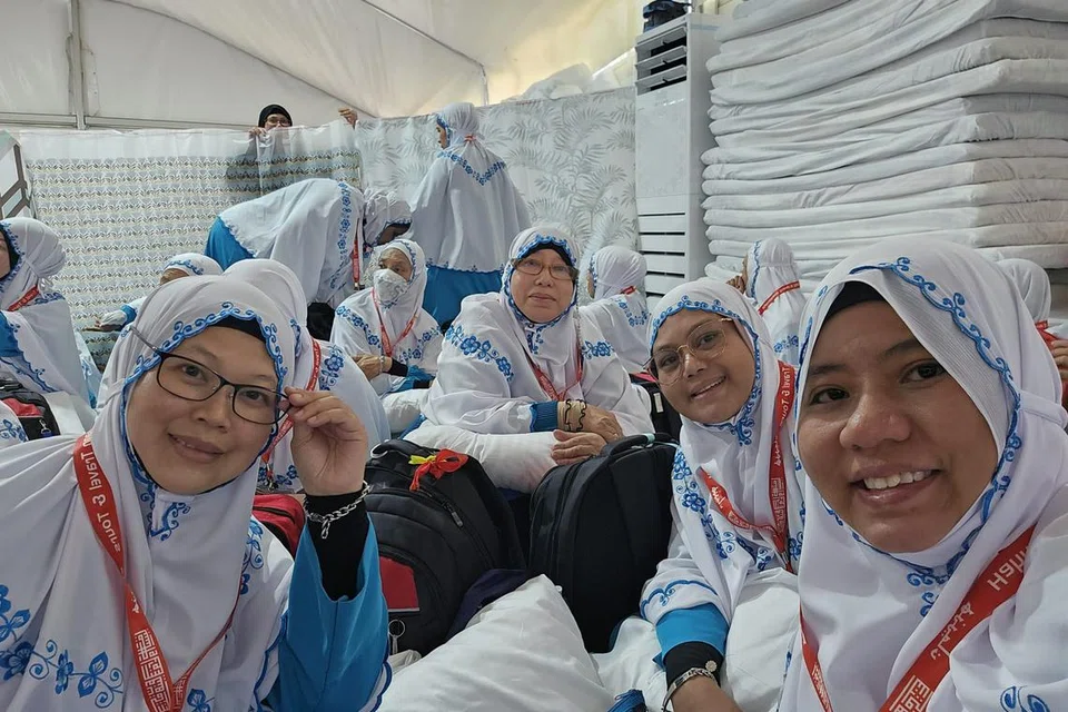 REHAT SEJENAK: Cik Nuraisah Fadzillah (paling kanan) dan jemaah haji Singapura yang lain di dalam khemah dan berehat sejenak semasa berada di Arafah. Beliau merupakan sebahagian daripada jemaah Hahneman Travel.
