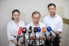 Speaker Parlimen, yang juga Anggota Parlimen (AP) GRC Marine Parade-Braddell Heights, Encik Seah Kian Peng (tengah), berkata tugasan di Kembangan akan berjalan seperti biasa dan para AP lain di GRC itu akan bekerja keras.  Beliau ditemani dua lagi anggota pasukan itu, Menteri Negara (Ehwal Dalam Negeri merangkap Pembangunan Sosial dan Keluarga), Encik Goh Pei Ming (kanan); dan Cik Diana Pang, di cawangan PAP Kembangan di Blok 413 Eunos Road pada 20 Julai.