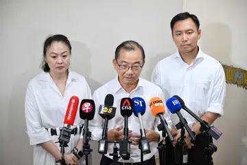 Speaker Parlimen yang juga Anggota Parlimen (AP) GRC Marine Parade-Braddell Heights, Encik Seah Kian Peng (tengah) berkata tugasan di Kembangan akan berjalan seperti biasa dan para AP lain di GRC itu akan bekerja keras.  Beliau ditemani dua lagi anggota pasukan itu, Menteri Negara (Ehwal Dalam Negeri merangkap Pembangunan Sosial dan Keluarga), Encik Goh Pei Ming (kanan); dan Cik Diana Pang di cawangan PAP Kembangan di Blok 413 Eunos Road pada 20 Julai.