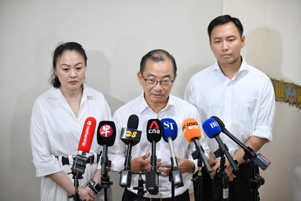 Speaker Parlimen, yang juga Anggota Parlimen (AP) GRC Marine Parade-Braddell Heights, Encik Seah Kian Peng (tengah), berkata tugasan di Kembangan akan berjalan seperti biasa dan para AP lain di GRC itu akan bekerja keras.  Beliau ditemani dua lagi anggota pasukan itu, Menteri Negara (Ehwal Dalam Negeri merangkap Pembangunan Sosial dan Keluarga), Encik Goh Pei Ming (kanan); dan Cik Diana Pang, di cawangan PAP Kembangan di Blok 413 Eunos Road pada 20 Julai.