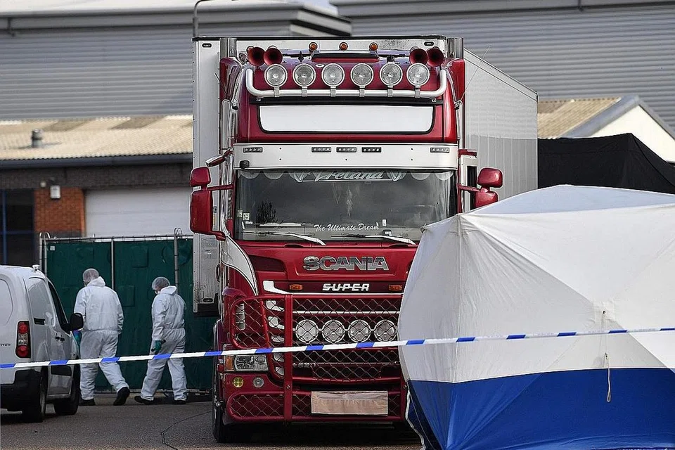 TRAK BERISI MANGSA: Inilah trak, dipercayai dari Bulgaria, di mana 39 mayat manusia dipercayai mangsa pemerdagangan manusia dari Vietnam, ditemui di Taman Perindustrian Waterglade di timur London pada 23 Oktober lalu. 