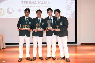Institusi St. Joseph (SJI) yang diwakili (dari kiri) Amir Hamza Shahbudin, Ariel Aiman Noorisman, Gerald Aurelius Panenthe dan Mario Sebastian merupakan pemenang pertandingan Bahas 4PM 2024. 