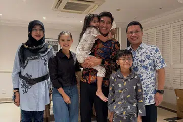 Menteri Pendidikan Singapura, Encik Desmond Lee (kanan), makan malam bersama keluarga Syed Saddiq Abdul Rahman (tiga dari kanan). Bersama dalam gambar (dari kiri) ialah ibu Syed Saddiq, Cik Sharifah Mahani Syed Abdul Aziz; isterinya, Bella Astillah; dan dua anak tirinya, Ara Adreanna Mohammad Aliff dan Mohamad Ayden Adrean Mohammad Aliff.