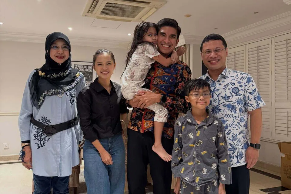 Menteri Pendidikan Singapura, Encik Desmond Lee (kanan), makan malam bersama keluarga Syed Saddiq Abdul Rahman (tiga dari kanan). Bersama dalam gambar (dari kiri) ialah ibu Syed Saddiq, Cik Sharifah Mahani Syed Abdul Aziz; isterinya, Bella Astillah; dan dua anak tirinya, Ara Adreanna Mohammad Aliff dan Mohamad Ayden Adrean Mohammad Aliff.