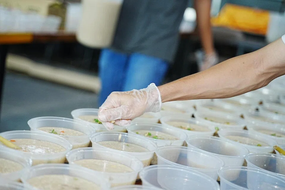 Setelah semua bubur dimasukkan ke dalam bekas, bawang goreng dan daun bawang diletakkan di atas bubur itu sebelum ia ditutup bagi menambah kelazatannya. Pada peringkat ini, bubur-bubur itu diatur mengikut permintaan setiap masjid.
