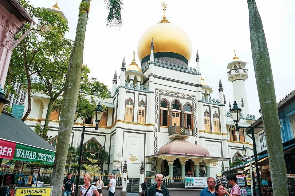 MELUASKAN PENGGUNAAN WAKAF: Selain membangunkan wakaf untuk dimanfaatkan masjid-masjid seperti Masjid Abdul Hamid Kampung Pasiran, Masjid Haji Muhammad Salleh (Geylang) dan Masjid Sultan (atas), masyarakat juga diajak untuk lebih memperluaskan penggunaan wakaf untuk menyokong keperluan sosial masyarakat Islam Singapura. - Foto FADLI SAZALI