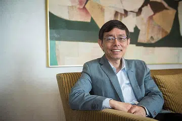 MEMBAWA HASIL LEBIH BAIK: Pengerusi Enterprise Singapore (ESG), Encik Peter Ong (atas) dan CEO ESG, Encik Png Cheong Boon menggariskan strategi agar ESG dapat mempertajamkan pendekatannya dalam membantu SME. - Foto fail