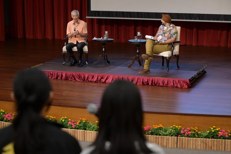 Menteri Kanan, Encik Lee Hsien Loong (kiri), menjawab pelbagai soalan berkaitan hubungan kaum dalam sesi dialog dengan 300 belia di ITE Kolej Timur.