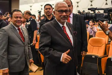 BUAT PENGUMUMAM PENTING: Pengerusi SPR, Tan Sri Mohd Hashim Abdullah (kanan) tiba di sidang akhbar di Putrajaya semalam bagi mengumumkan tarikh penamaan calon dan Pilihan Raya Umum ke-14 Malaysia. - Foto AFP