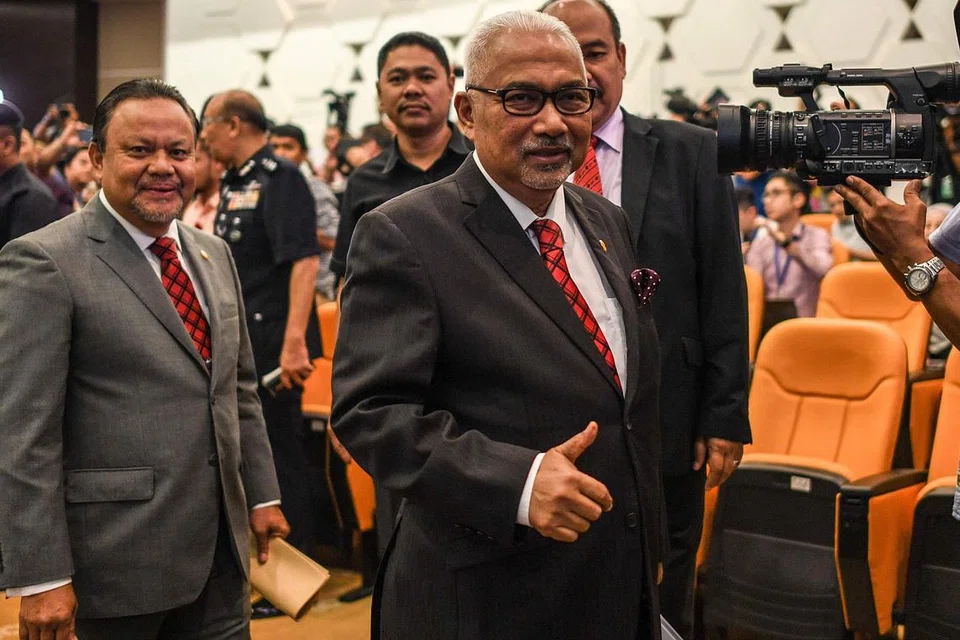 BUAT PENGUMUMAM PENTING: Pengerusi SPR, Tan Sri Mohd Hashim Abdullah (kanan) tiba di sidang akhbar di Putrajaya semalam bagi mengumumkan tarikh penamaan calon dan Pilihan Raya Umum ke-14 Malaysia. - Foto AFP