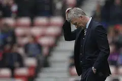 TERSINGKIR DAN BAKAL DISINGKIR?: David Moyes gagal mengekalkan kedudukan Sunderland dalam EPL bagi musim akan datang dan mungkin tidak diberi peluang cuba membawa kelab itu kembali ke liga tersebut. - Foto REUTERS