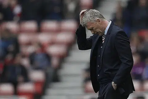 TERSINGKIR DAN BAKAL DISINGKIR?: David Moyes gagal mengekalkan kedudukan Sunderland dalam EPL bagi musim akan datang dan mungkin tidak diberi peluang cuba membawa kelab itu kembali ke liga tersebut. - Foto REUTERS