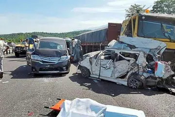 Lalu lintas terhenti apabila 16 kenderaan berlanggar-langgaran di kilometer 406 Lebuh Raya Utara-Selatan arah ke Kuala Lumpur pada Khamis (23 Jun). 