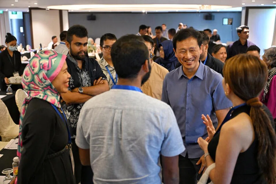 Menteri Kesihatan, Encik Ong Ye Kung, berinteraksi dengan hadirin di seminar ‘Tinjauan Masyarakat’ (CIR) anjuran AMP Singapura yang diadakan di hotel Furama Riverfront pada 18 Mei.