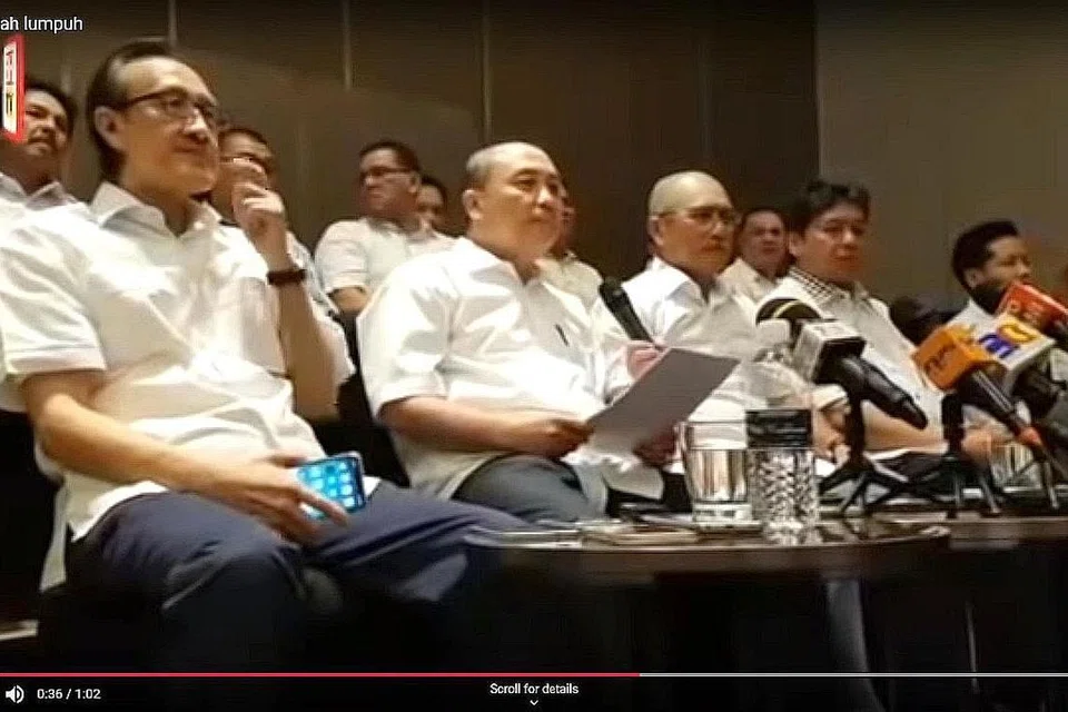 KECEWA DENGAN UMNO: Pengerusi Badan Perhubungan Umno Negeri Sabah, Datuk Hajiji Noor (dua dari kiri) bersama beberapa Ahli Majlis Tertinggi Umno Negeri semasa sidang media mengumumkan keluar daripada Umno, di Kota Kinabalu, semalam. - Foto TANGKAP LAYAR YOUTUBE