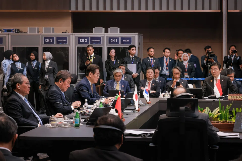 Perdana Menteri, Encik Lawrence Wong (kanan) menghadiri Sidang Puncak Asean Plus Three (APT) yang turut dihadiri (dari kiri) Perdana Menteri China, Encik Li Qiang, Menteri Ehwal Luar Jepun, Encik Toshimitsu Motegi, dan Presiden Korea Selatan, Encik Lee Jae Myung di Kuala Lumpur, Malaysia pada 27 Oktober.