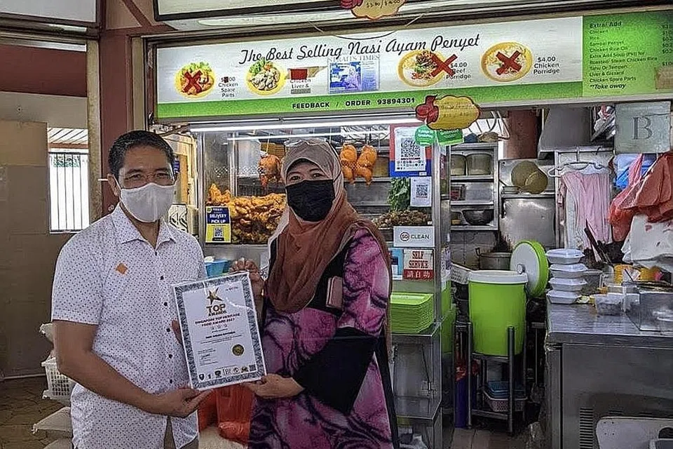 ANTARA PENERIMA ANUGERAH MAKANAN WARISAN TERBAIK SINGAPURA: Cik Roziah Adon menerima anugerahnya daripada Menteri Kedua Pendidikan merangkap Ehwal Luar, Dr Maliki Osman, baru-baru ini. - Foto NUR INDAH KITCHEN