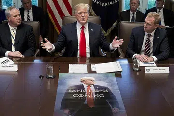 BINCANG ISU KESELAMATAN: Presiden Donald Trump (tengah) bercakap kepada wartawan selepas mesyuarat Kabinet. Kiri ialah Pemangku Setiausaha Dalam Negeri, Encik David Bernhardt dan kanan Pemangku Setiausaha Pertahanan, Encik Patrick Shanahan. - Foto EPA-EFE