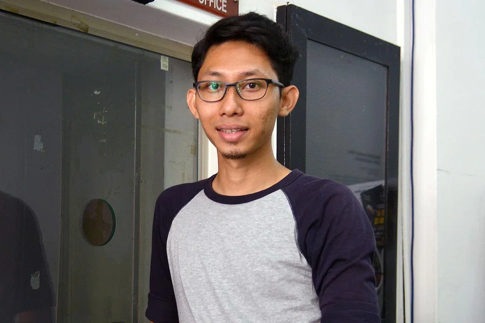 ADA MATA PANDANG, ADA TELINGA DENGAR: Dalam karya seni berupa pancaran cahaya merah di balik kaunter Box-Office di The Substation, Encik Hyrol Sami'on mengupas isu perbualan peribadi secara ironi terdedah pada pendengaran ramai apabila ia dikongsi di ruang awam seperti bas dan MRT. - Foto SHAKIR SAIFUDDIN