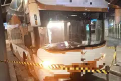 Seorang remaja lelaki maut selepas tangan kirinya melecur teruk akibat terkena renjatan elektrik ketika mengecas telefon bimbitnya di soket sebuah bas ekspres dalam kejadian di Terminal bas di Penang Sentral, Butterworth, Pulau Pinang, pada 1 November.