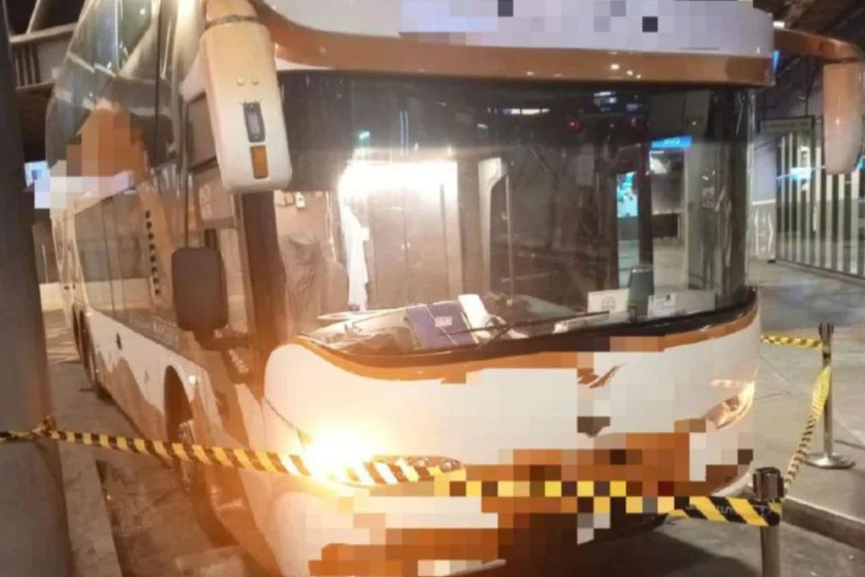 Seorang remaja lelaki maut selepas tangan kirinya melecur teruk akibat terkena renjatan elektrik ketika mengecas telefon bimbitnya di soket sebuah bas ekspres dalam kejadian di Terminal bas di Penang Sentral, Butterworth, Pulau Pinang, pada 1 November.