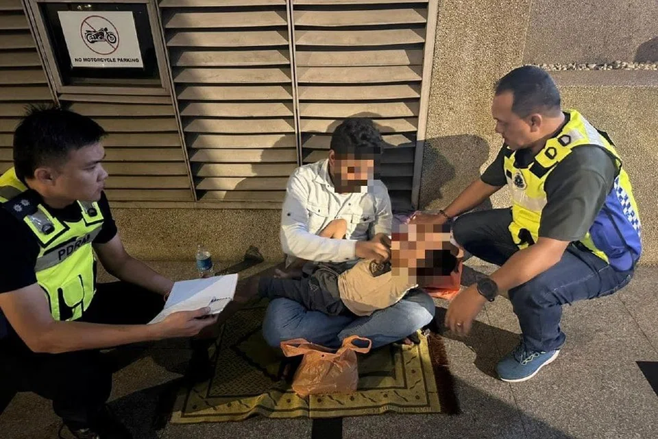 Dua pengemis asing ditahan dalam Ops Pintas Khas di sekitar Kuala Lumpur dan Klang, Selangor, pada 14 Januari. 