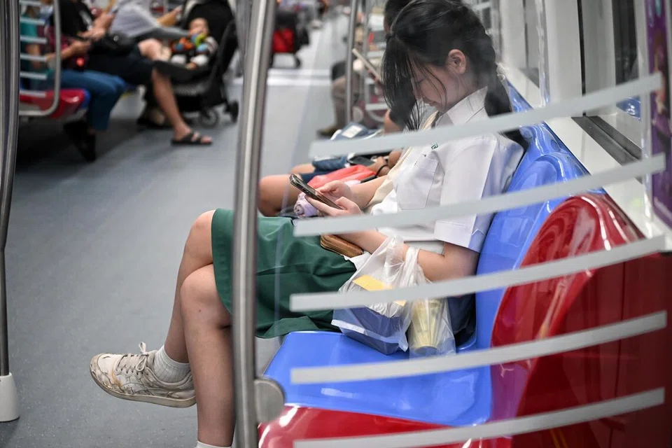 Ibu bapa di Singapura meluangkan masa menatap skrin selama lapan jam dan 44 minit setiap hari – lebih tinggi sedikit berbanding golongan remaja yang meluangkan masa sekitar lapan jam dan 21 minit, menurut satu kajian Institut Pengajian Dasar.