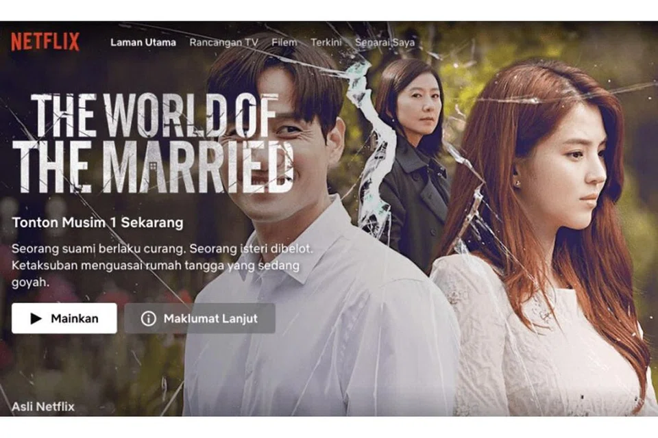 BUTIRAN DALAM BAHASA MELAYU: Melalui antara muka pengguna dalam bahasa Melayu yang diperkenalkan Netflix lewat bulan lalu, anda mampu membaca ringkasan cerita drama Korea seperti 'The World of the Married' dalam bahasa Melayu. - Foto NETFLIX