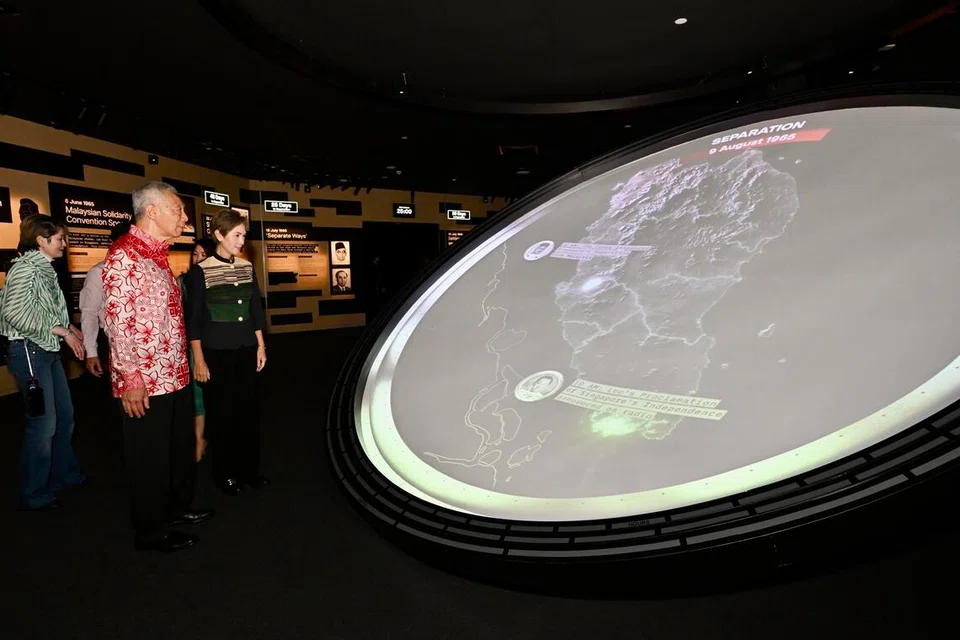 SM Lee, pameran, Fail Albatros