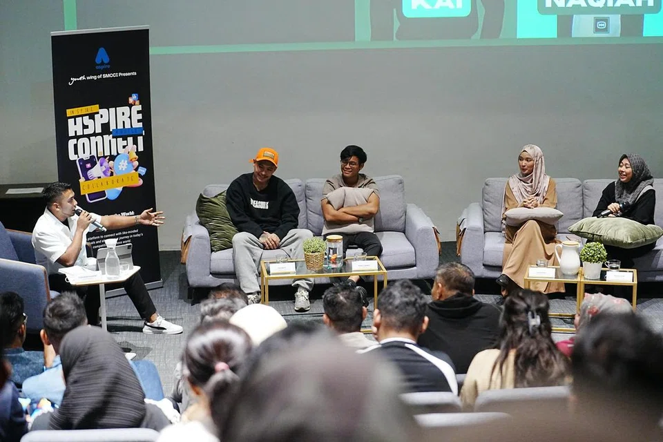 (Dari kiri) Encik Syahiran Rohajat, Encik Kai Emilio, Encik Nabill Shukry, Cik Fatin Afika, dan Cik Naqiah Ayub semasa satu perbincangan panel semasa acara Aspire Connect.