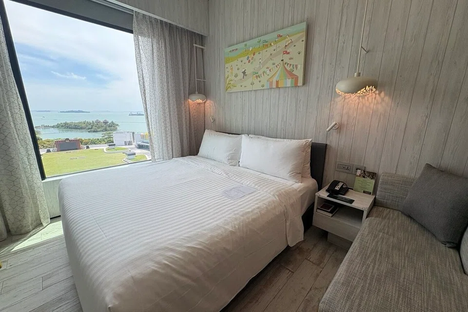 Bilik ‘Family Deluxe’ ialah bilik bersambung yang menawarkan katil king size.