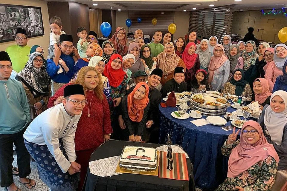 SAMBUTAN LEBIH MERIAH: Kelab peminat Aaronators menyambut ulang tahun ke-8 kelab itu dan sambutan Hari Raya tahun lalu bersama Aaron Aziz (tengah) bersama isterinya, Diyana Halik (mengenakan tudung oren). - Foto AARONATORS FAN CLUB