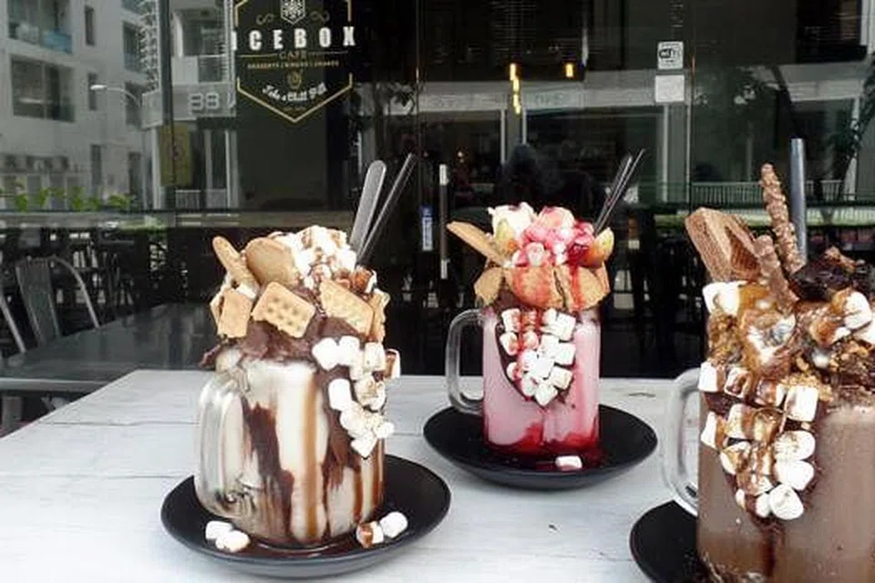 TREND TERKINI: 'Shakes in Your Face' adalah cakeshake menyelerakan versi IceBox Cafe yang menjadi salah satu tarikan pelanggan ke kafe berkenaan. - Foto NUR FARAH AIN SUHAIMI 