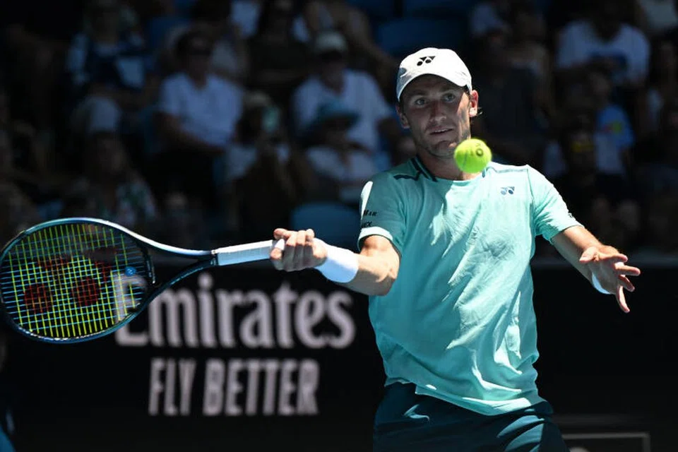 CUACA BUKAN MASALAH: Pemain pilihan ke-11 dari Norway, Casper Ruud, menikmati hari yang lebih selesa di bawah panas terik apabila beliau berjaya menyingkirkan Albert Ramos-Vinolas 6-1, 6-3, 6-1 dalam pusingan pertama Terbuka Australia pada 16 Januari.